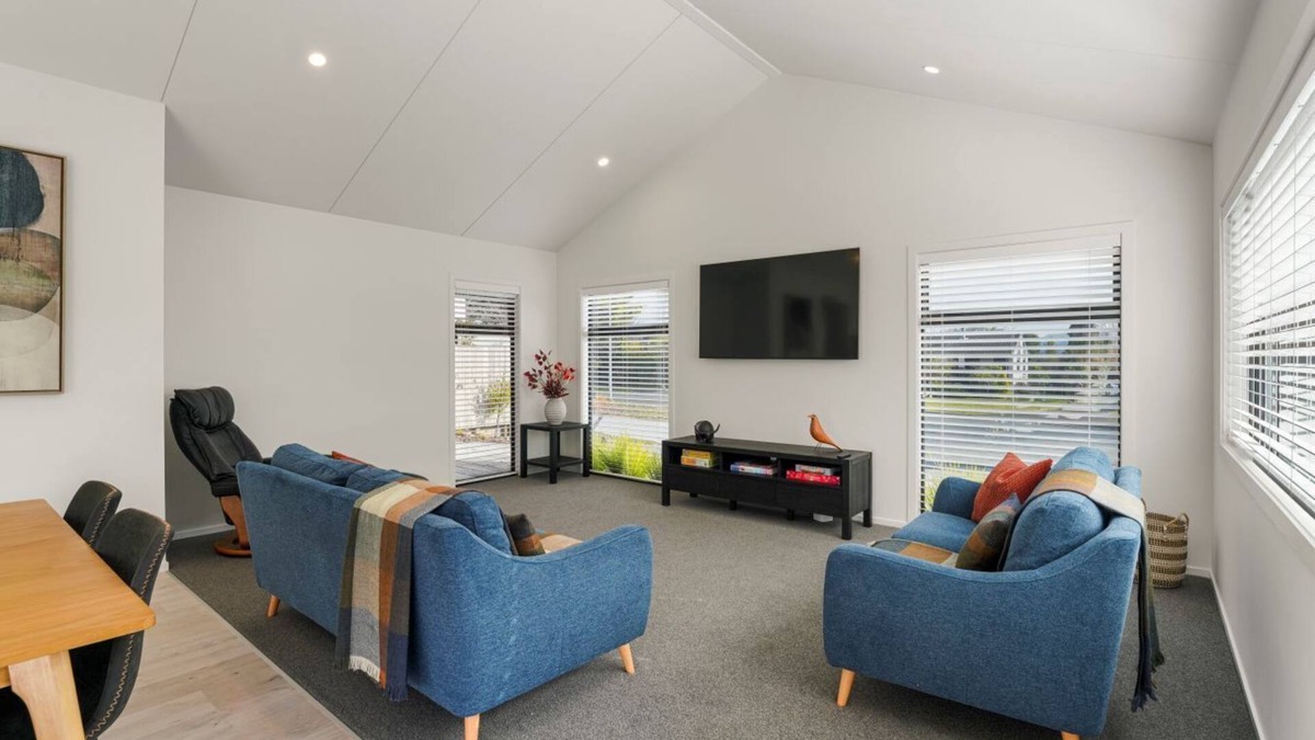 Rainbow Point House | Location on Point - Taupo