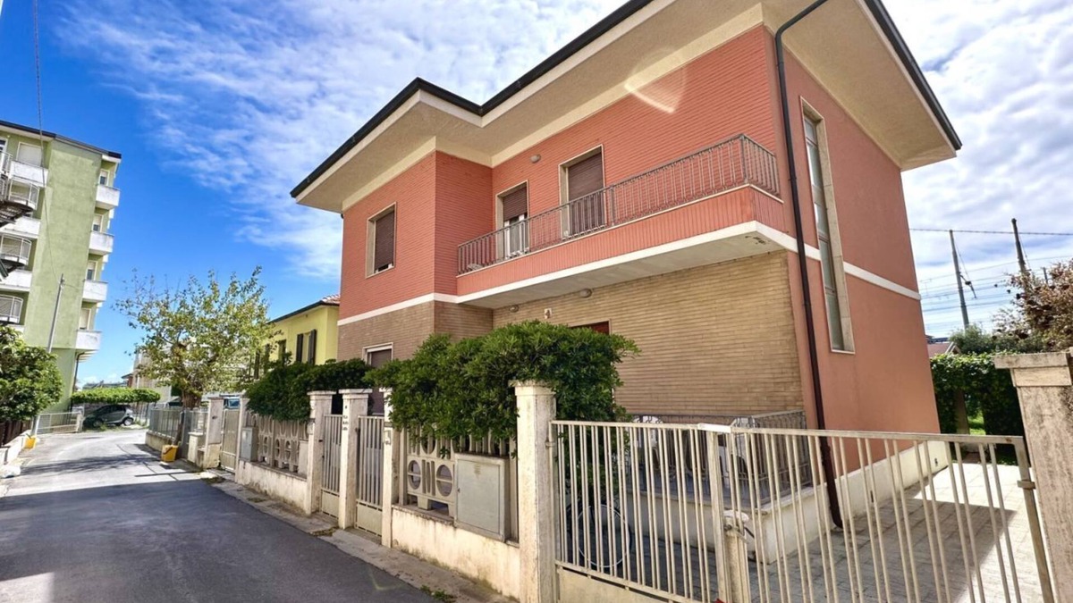 Senigallia Apartment | Location: privileged position, 30 meters from the sea, with large external court