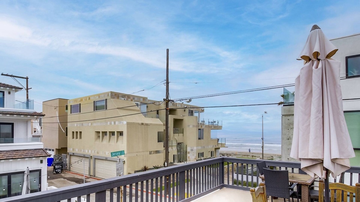 Mission Beach House | Location & View! One House From Ocean -3 bedroom Mission Beach unit, sleeps 10