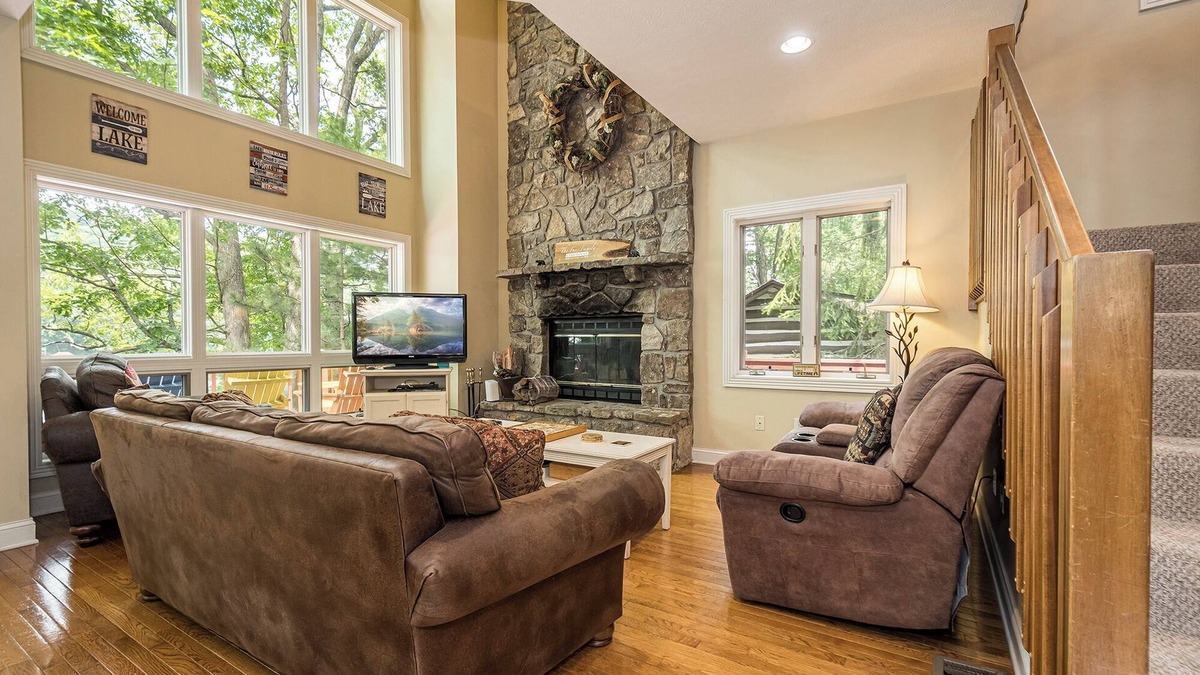 McHenry House | Loch Haven | Lakefront & Dock! Pool Table + Hot Tub!
