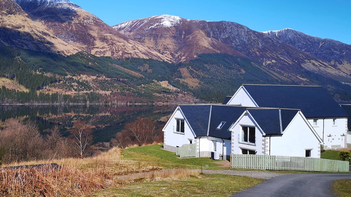 Spean Bridge Cottage | LOCHSIDE, 1 THE CORRIES, family friendly in Spean Bridge