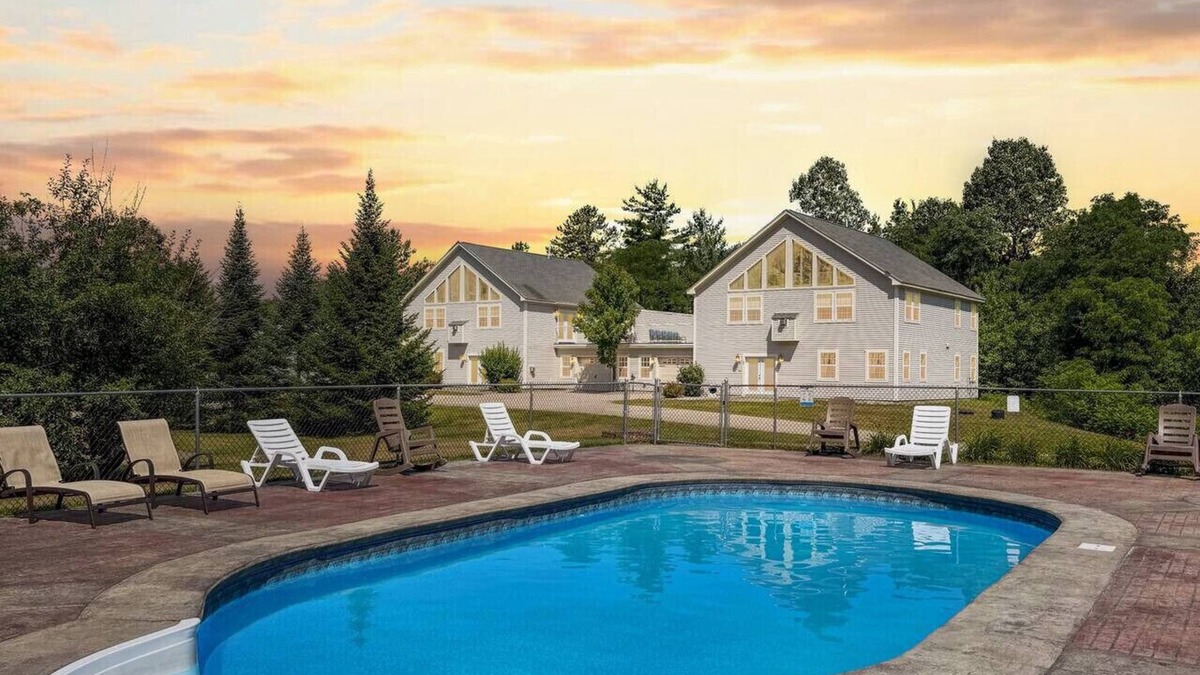 North Conway House | Locust Lodge #2 | 18 Beds, Sleeps 28, HotTub, Pool