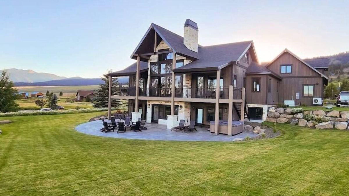 Island Park Cabin | Lodge at Cutthroat Landing- 20 mins to Yellowstone+Hot Tub+FirePit+Pickleball+La