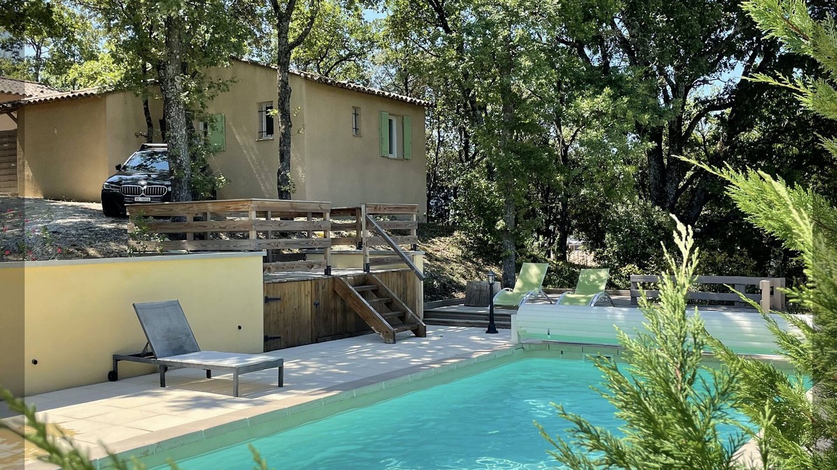 Cabrieres-d'Avignon Cottage | Lodge in a small private residence with swimming pool in a green setting