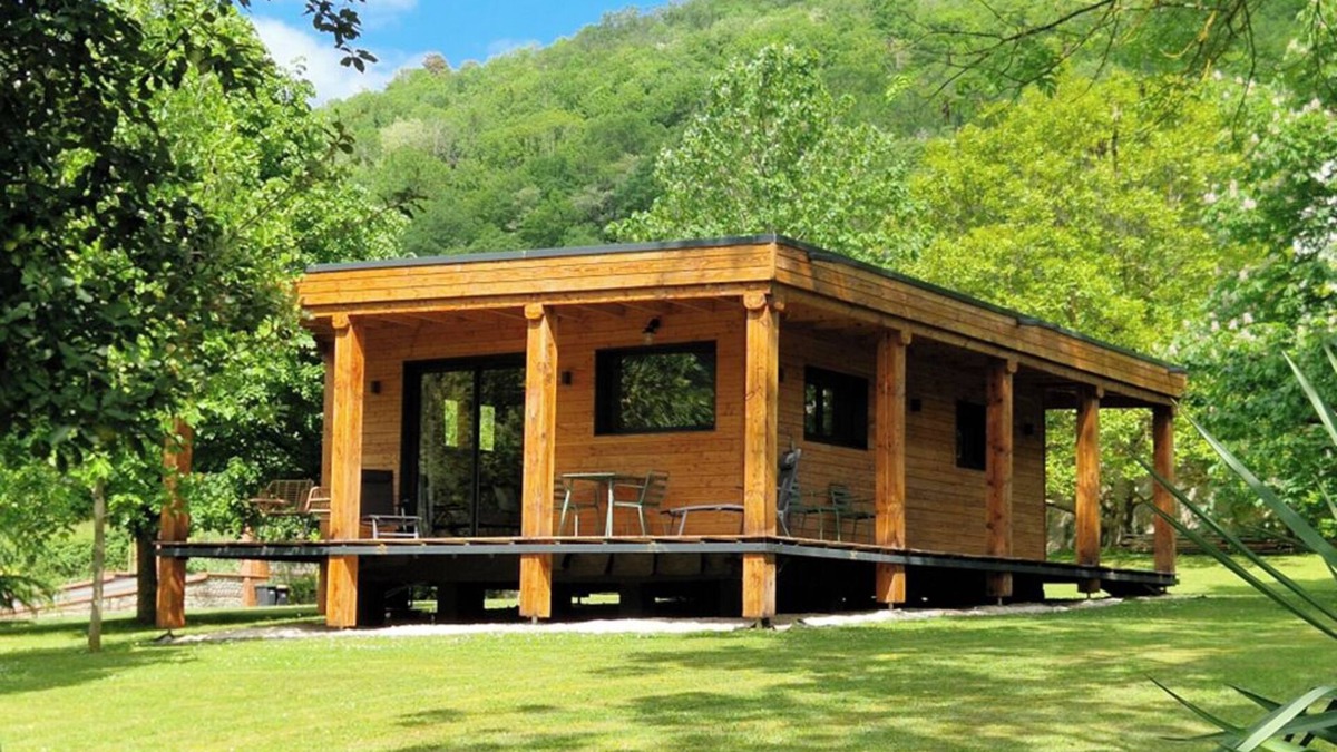 Foix Ski Chalet | Lodge in a green setting. Panoramic view of FOIX castle.
