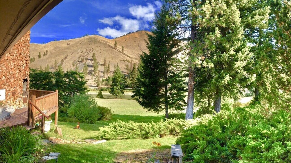 Superior Ski Chalet | ⭐ Lodge of a Lifetime King Bed Riverfront Fire!⭐