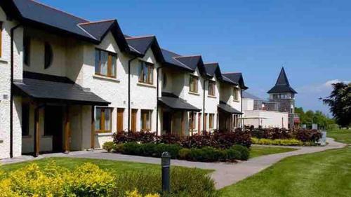 Tipperary House | Lodge on Grounds of Ballykisteen Golf Resort