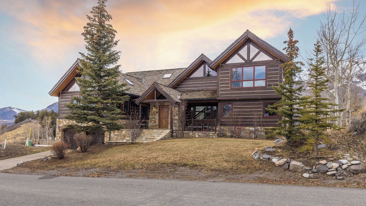 Timber Ridge House | LODGE ON THE POINT- VIEWS, Hot Tub, Space for Everyone