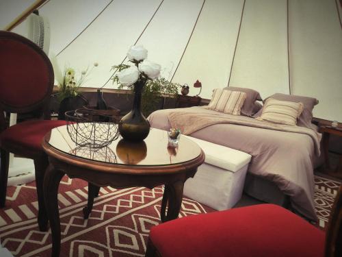 Lapalisse Other | Lodge romantique "esprit brocante" et son jacuzzi privatif