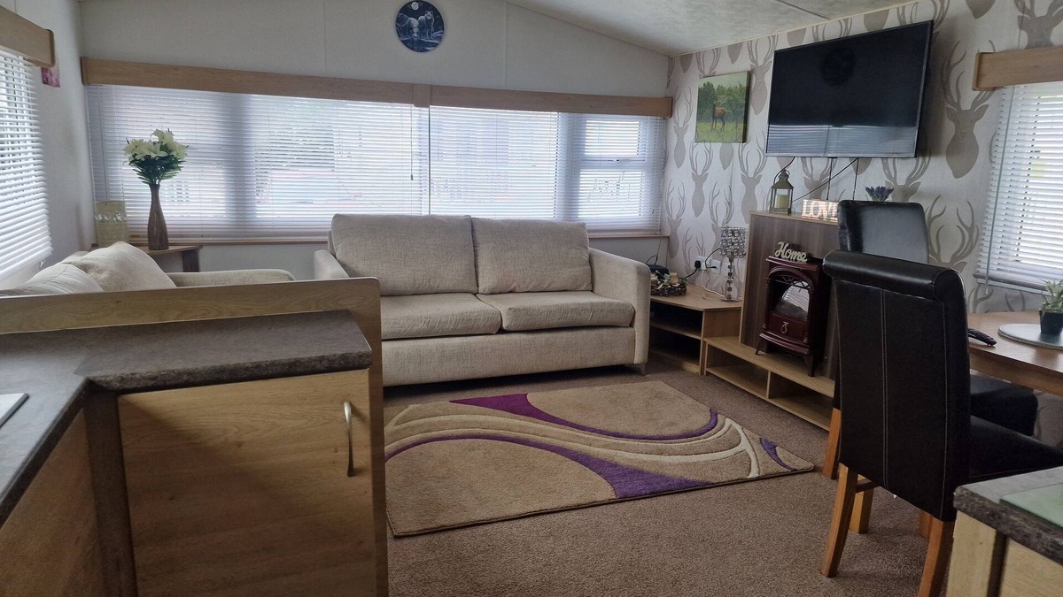 Barnstaple Cabin | Lodge Sleeps 4 - Pet Friendly with Private Parking
