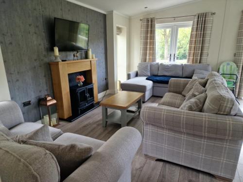 Llanfair Caereinion House | Lodge - Sleeps 6 hot tub & pet friendly