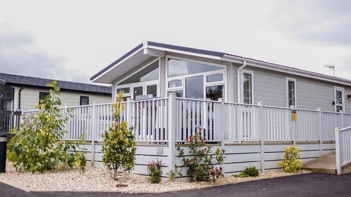 Honiton Cabin | Lodge Sleeps 6 with Private Hot Tub