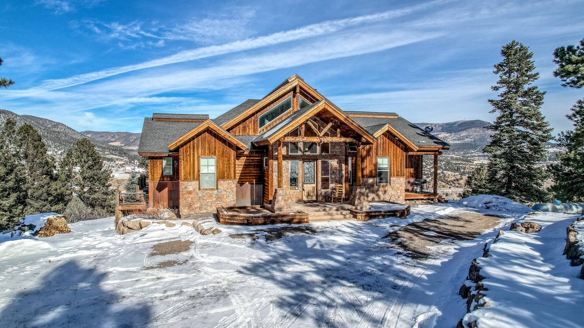 South Fork House | Lodge-style home with striking mountain views, fireplaces, & hot tub