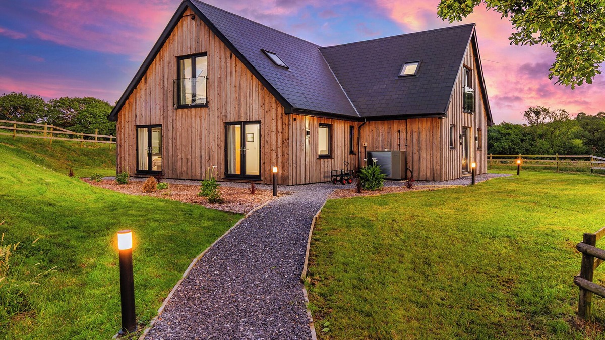 Llanelli House | Lodge with hot tub ! 10 mins to beach