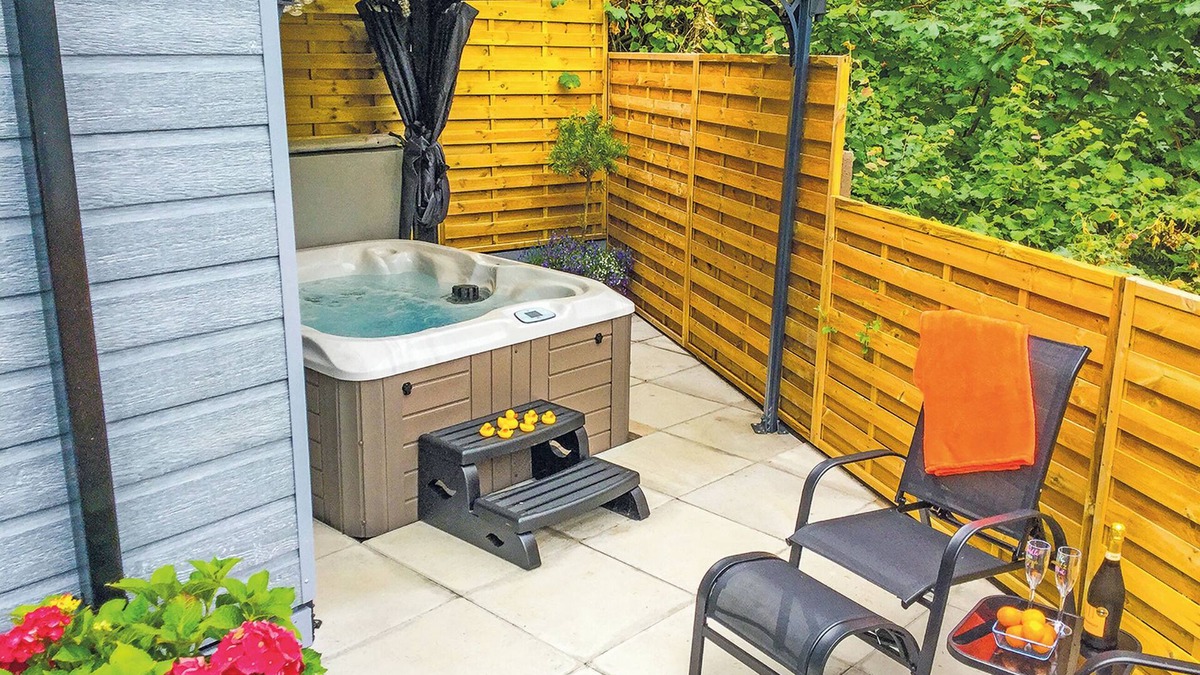 Low Newton Ski Chalet | Lodge with one double with TV.
