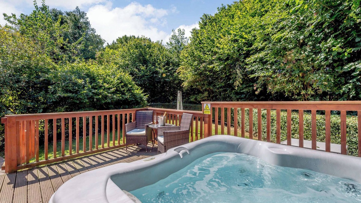 Kilcot Ski Chalet | Lodge with one king-size double with en suite shower.