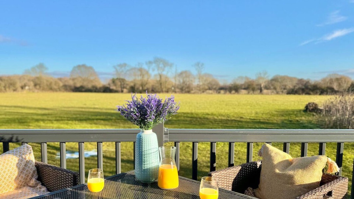Ardens Grafton Cabin | Lodge with stunning countryside views - meters from the banks of the River Avon.