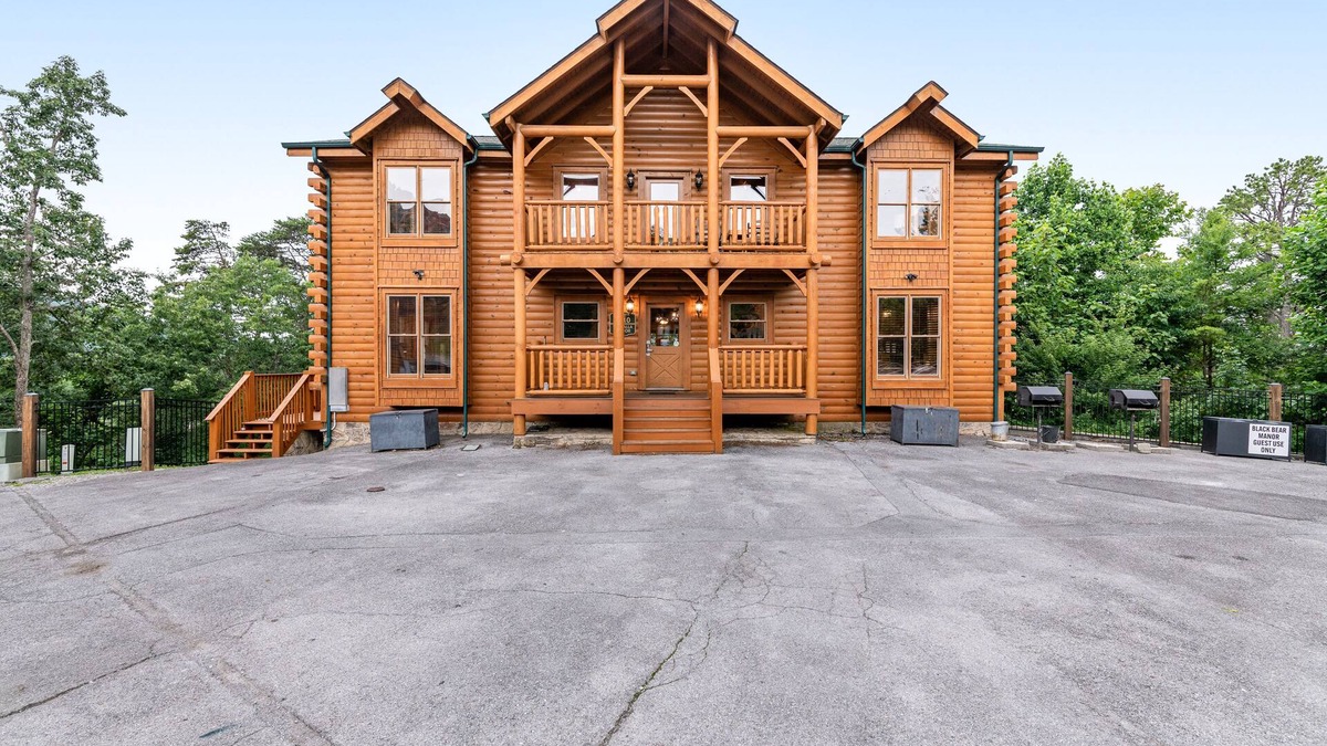 Pigeon Forge Cabin | Lodge with Two Hot Tubs, Game Room & Shared Pool - Free Attraction Tickets