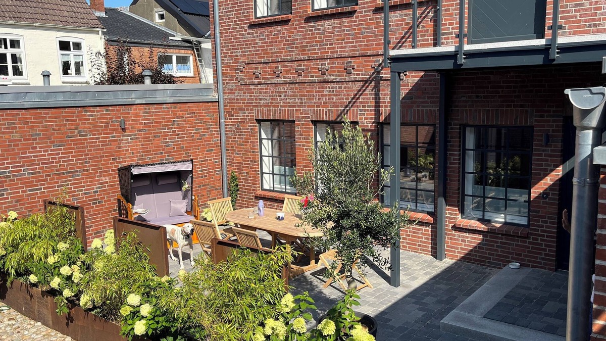 Friedrichstadt Apartment | Loft 1 with large terrace and beach chair