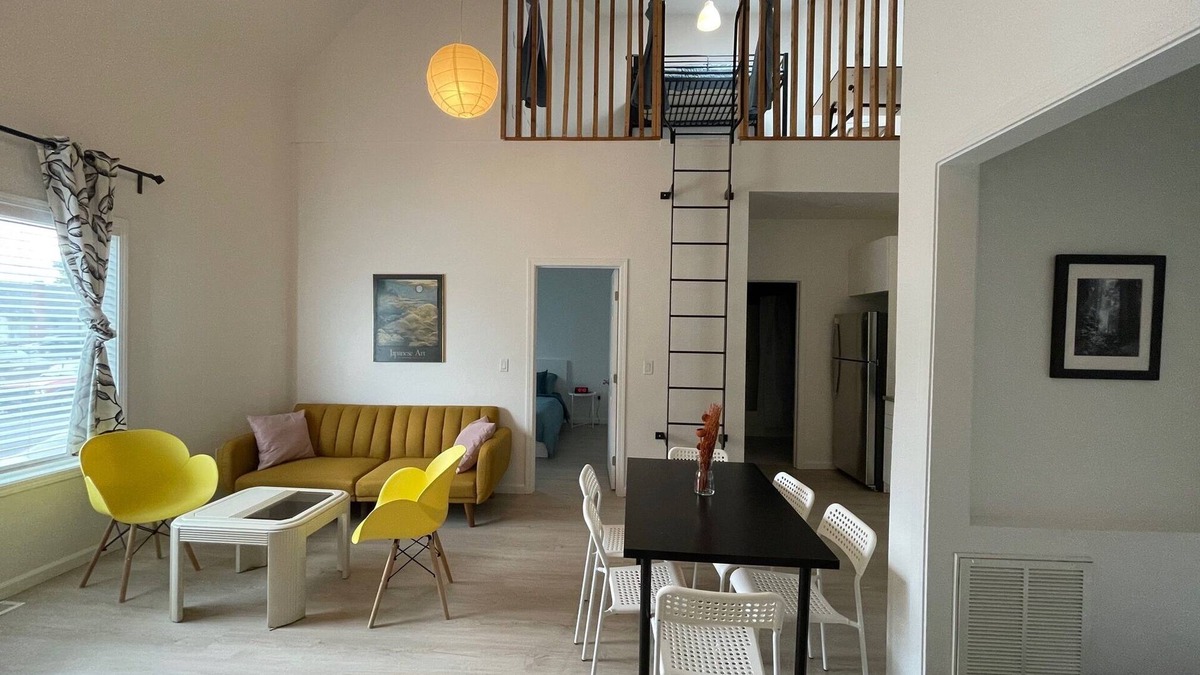 Belding Woods House | Loft 654A two blocks from Bart and Amtrak