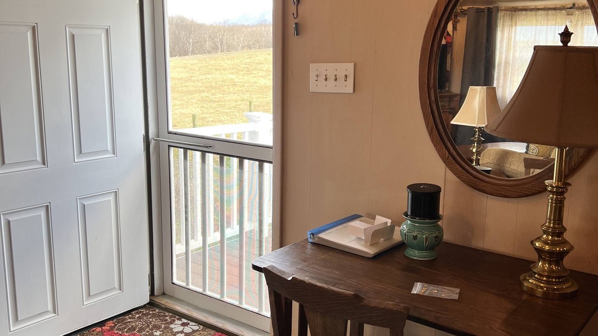 Luray Apartment | Loft Apartment with Mountain Views on 200 acre private farm. 2 night minimum