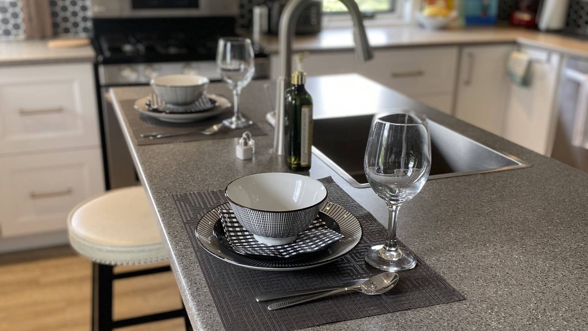 Durham Region Apartment | Loft Apt- The perfect romantic getaway for privacy & a peaceful stay