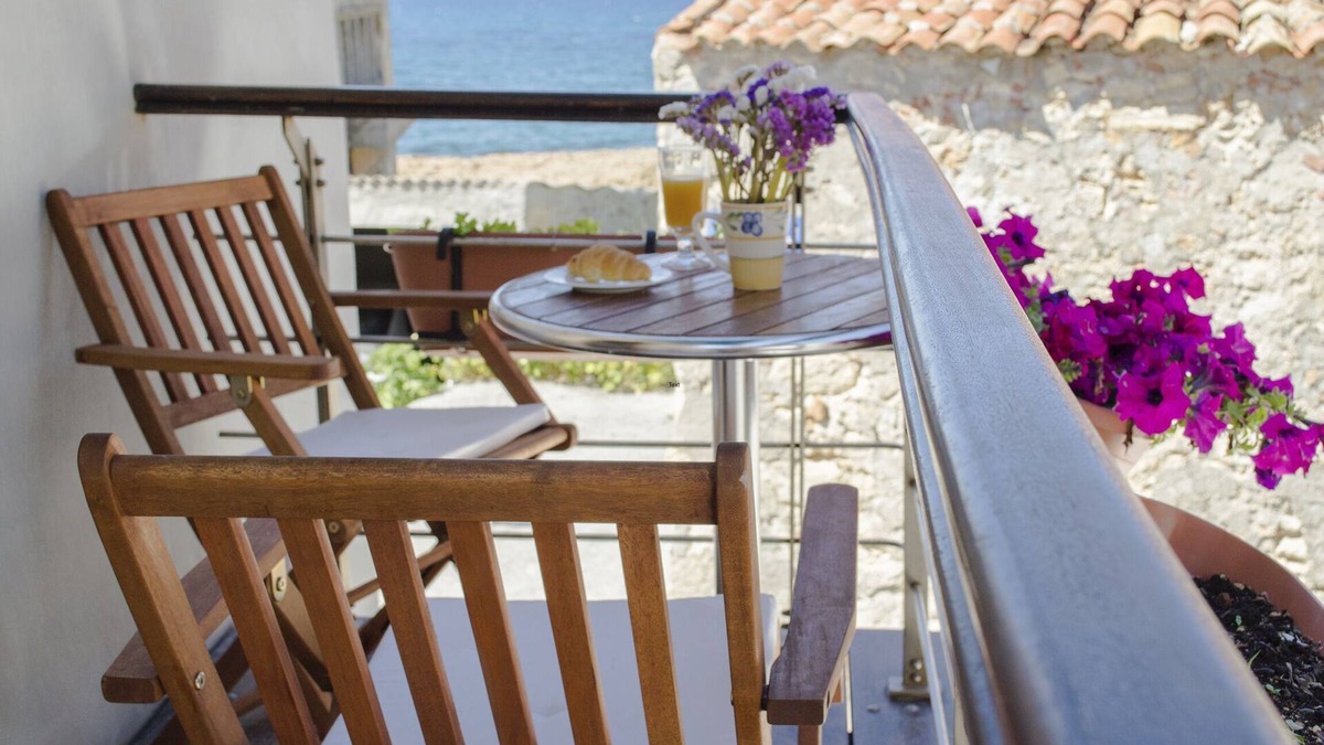 Halepa Villa | Loft Chania, at the water edge with view on the Cretan sea