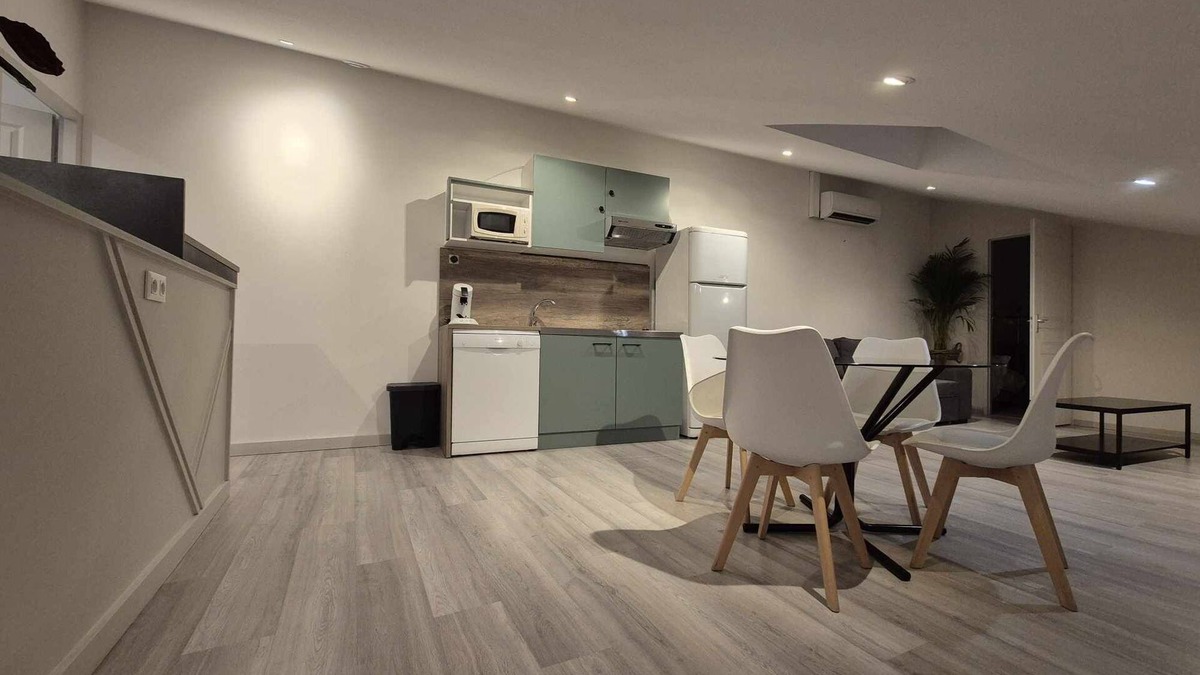 Saint-Paul-Trois-Chateaux Apartment | Loft type apartment in the historic center