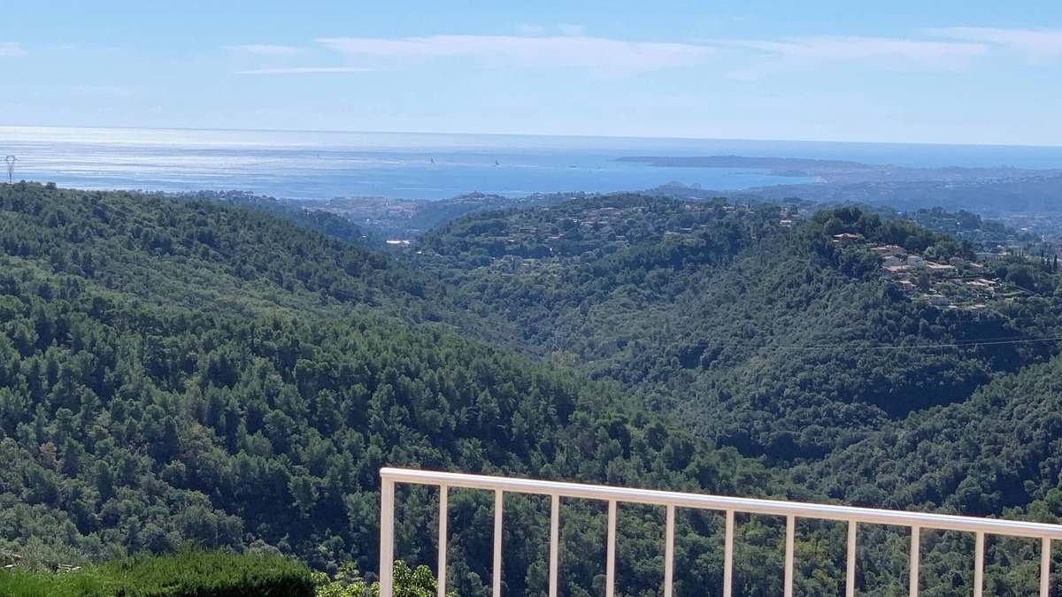 Saint-Jeannet Apartment | loft in a provencal village with sauna spa fitness with view over the sea