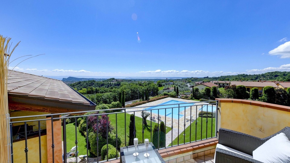 Puegnago del Garda Apartment | Loft la Torretta with lake view and pool