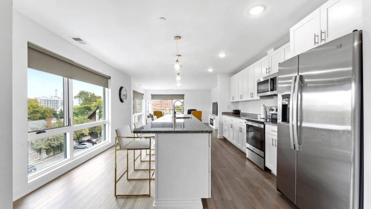 Wyandotte Apartment | Loft, Open Concept, Balcony 2 Bed, Pool Gym, Wifi