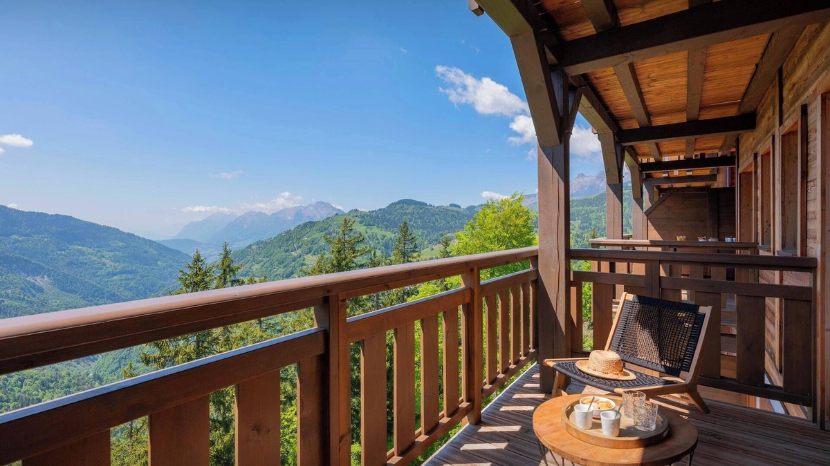 Cohennoz Apartment | Loft Saeko - great outdoors and cosy interior for 8 - OVO Network