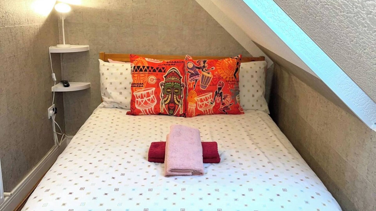 Chadwell Apartment | Loft - Sleeps 2 - Parking - Close to Station