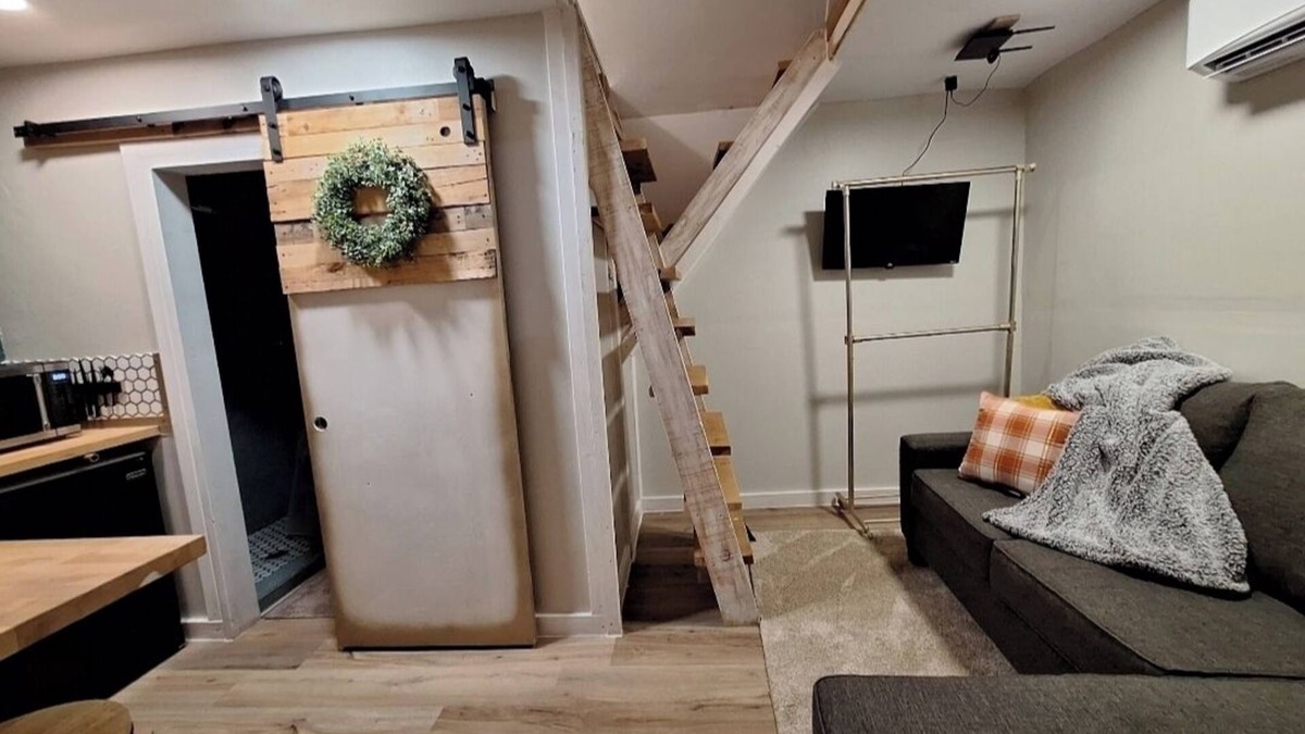 Globe House | Lofted Barn on Mini Farm with AC and WiFi in Globe