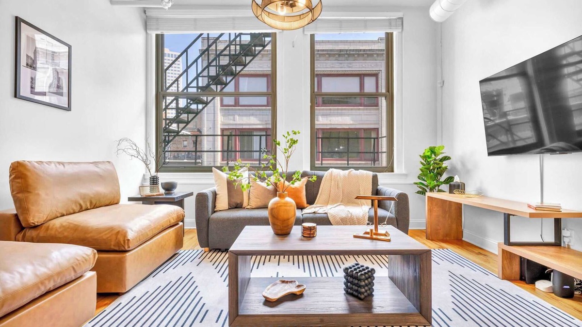 Gateway District Apartment | Lofts on E4th | Walk to Sports | 2Kings + Sleeps 8