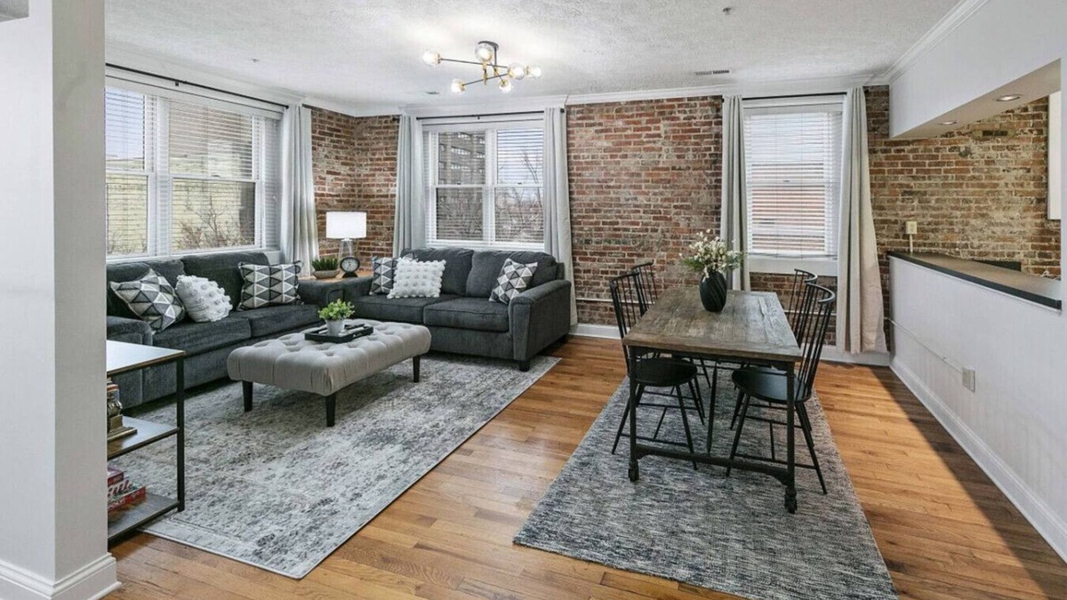 Maryville Apartment | Lofty Expectations - Gorgeous Studio Loft Downtown