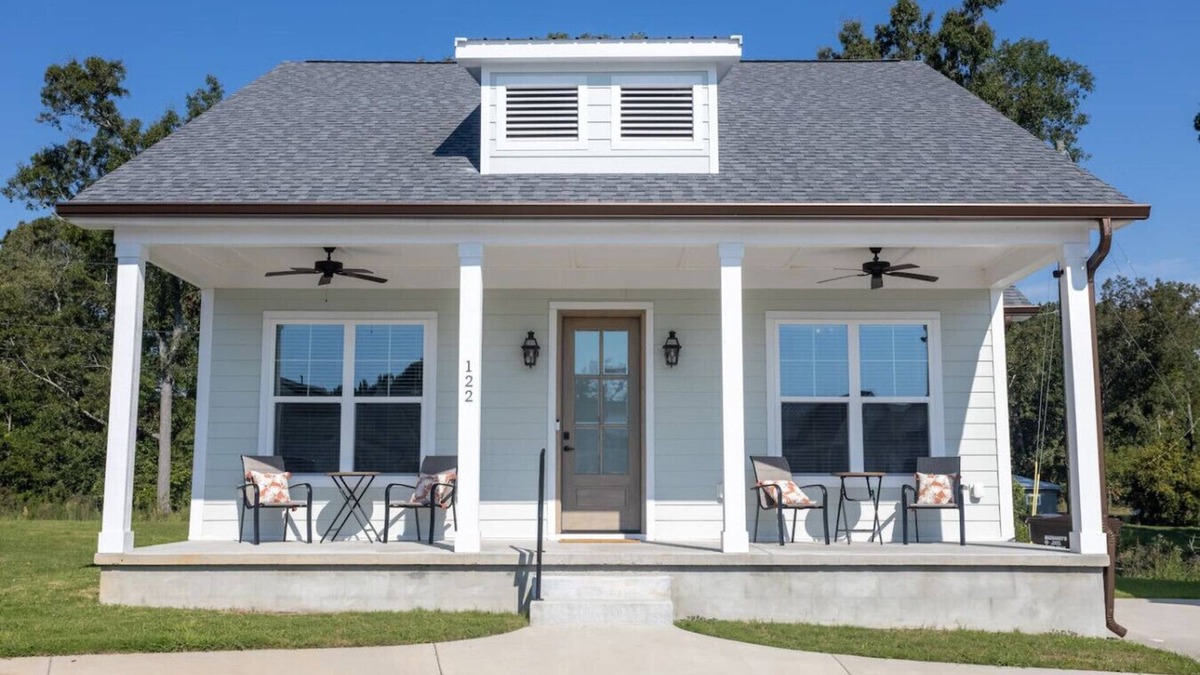 Greenwood House | Lofty Lakeside Cottage – 2 BR, 2.5BA, Sleeps 8!