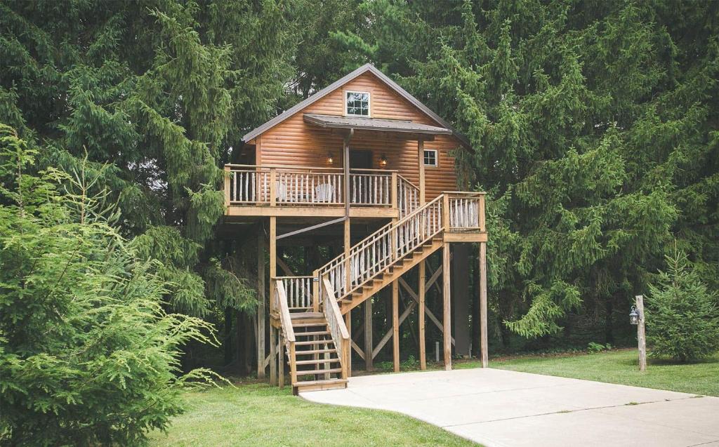 Millersburg House | Lofty Willows Treehouse by Amish Country Lodging