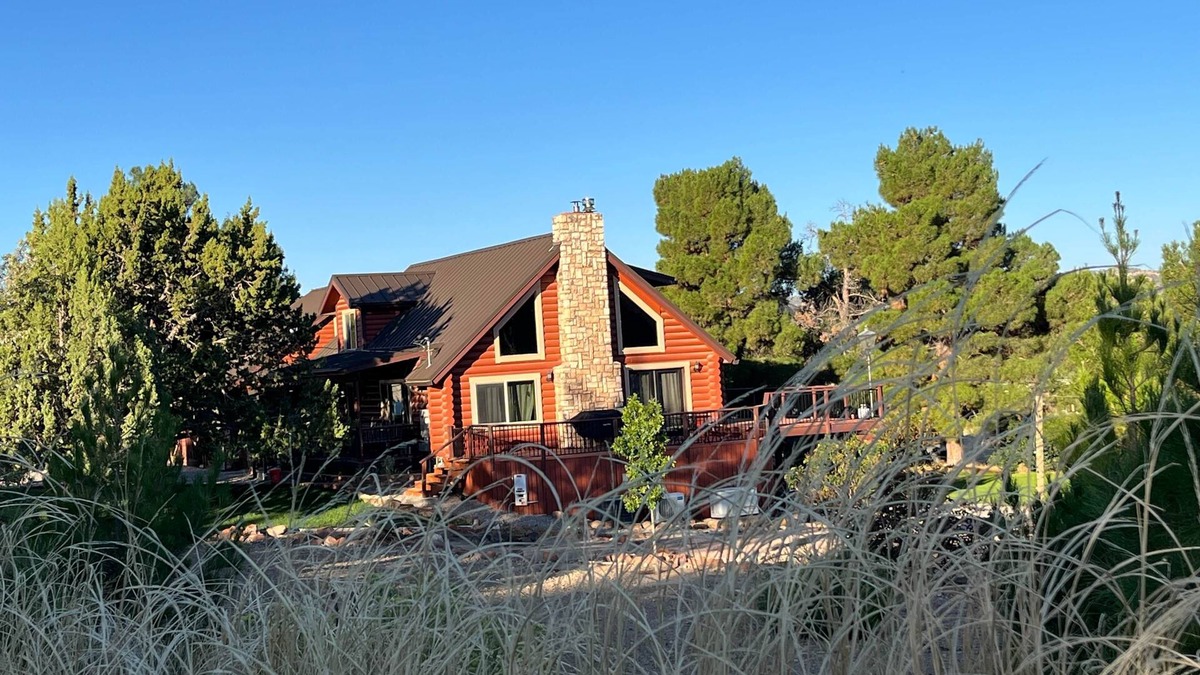 St. George House | Log Cabin Close to Trails & Snow Canyon State Park