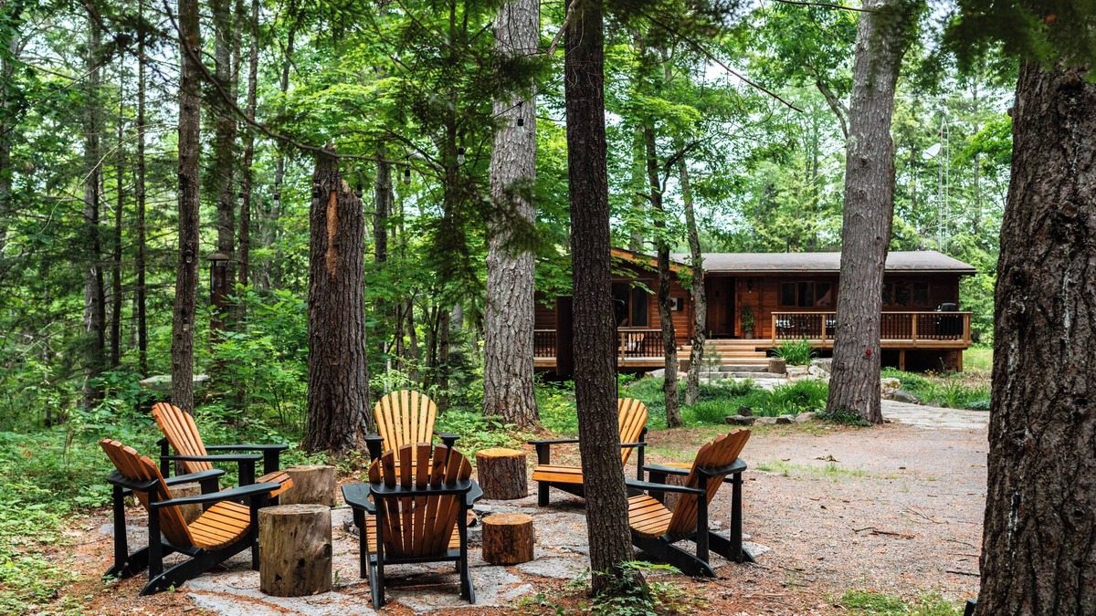 Trent Lakes Cabin | Log Cabin Couple's Getaway - Waterfront, 18 Acres