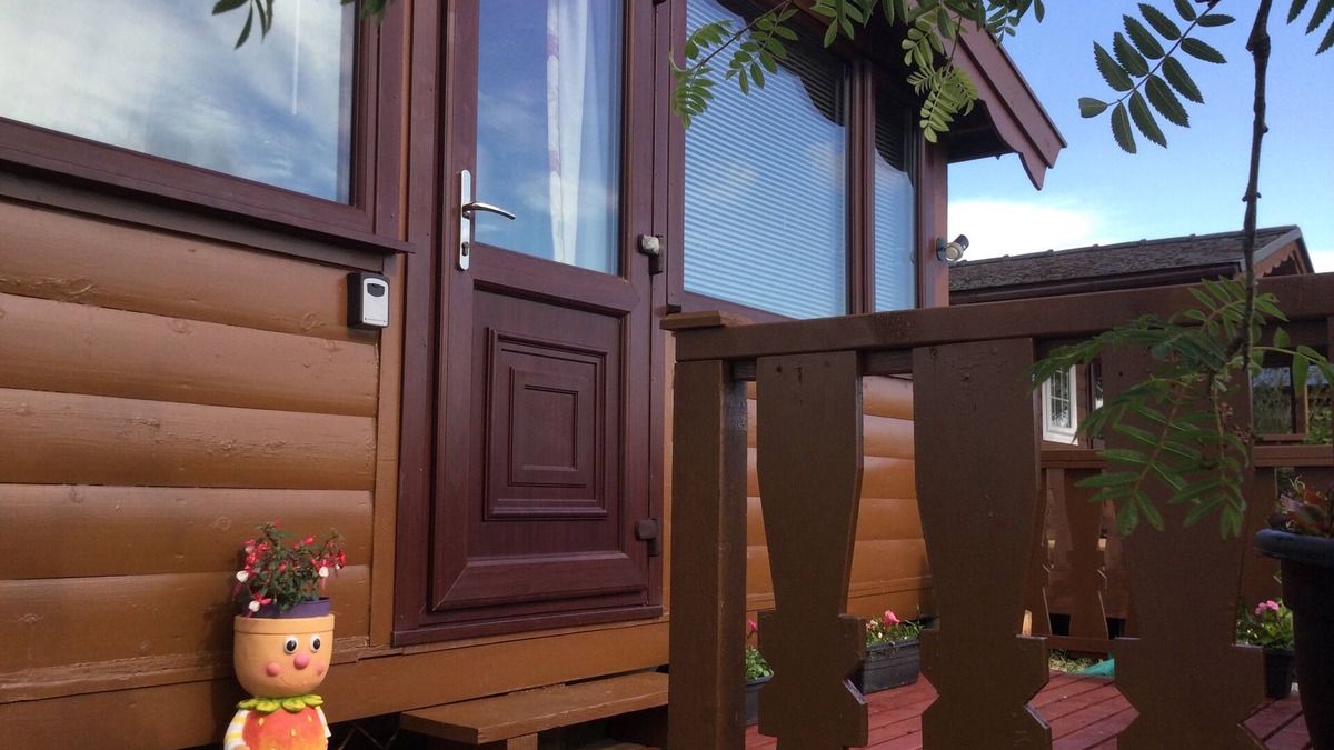 Bronaber Cabin | Log cabin - free parking, garden & pet friendly