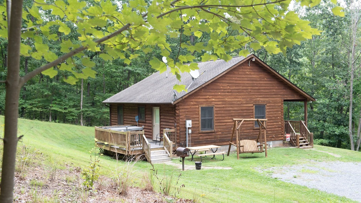 Luray Cabin | Log Cabin for couples and family in the Shenandoah Valley,10 miles from Luray,VA