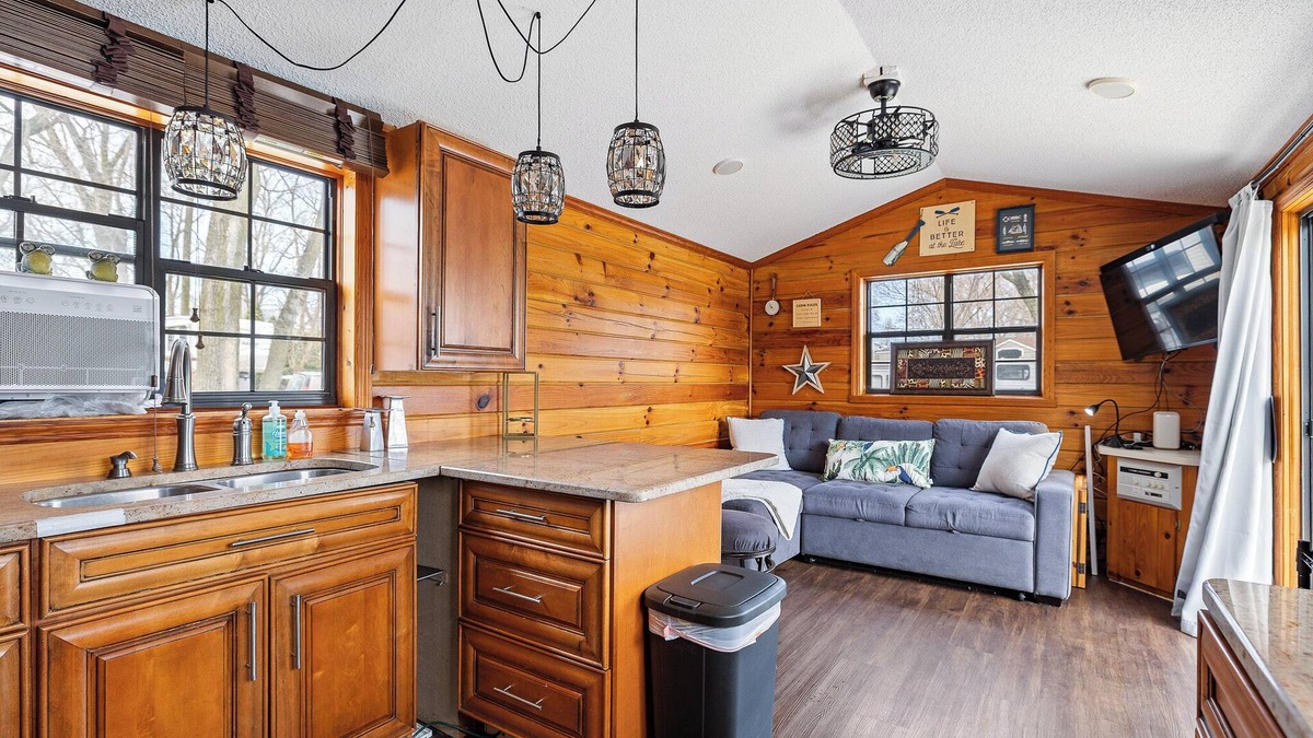 Portage Cabin | Log Cabin/Funky Jungle at Lakeshore Campground/On Lake/Sleeps 4