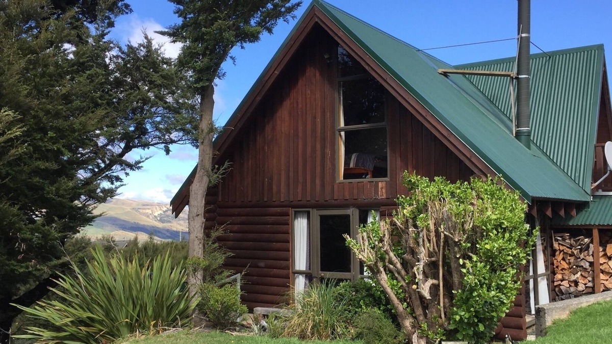 Mt Lyford Cabin | Log cabin in the mountains with indoor climbing wall, perfect for a family.