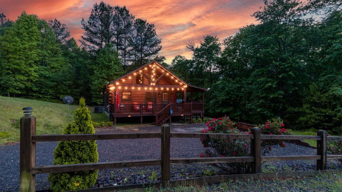 Murphy Cabin | Log cabin near Blue Ridge & Murphy, fast wifi 👨‍👩‍👧‍👦 freindly 🛏️ 6 -🐶 & hot tub!