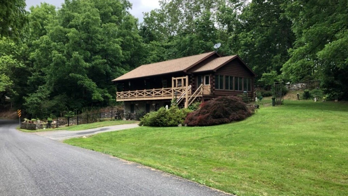 Salunga House | Log cabin nestled beside Chiques Creek in historic Lancaster County