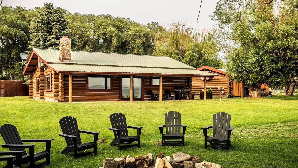 Ennis Cabin | Log Cabin on the North Shore of Ennis Lake. Dramatic Views of the Madison Range