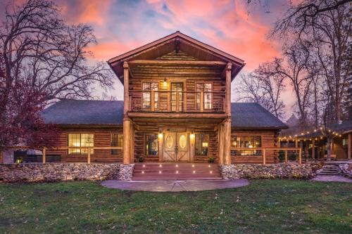 Ahwahnee House | Log Cabin sleeps 20 with hot tub, EV Charger, firepit