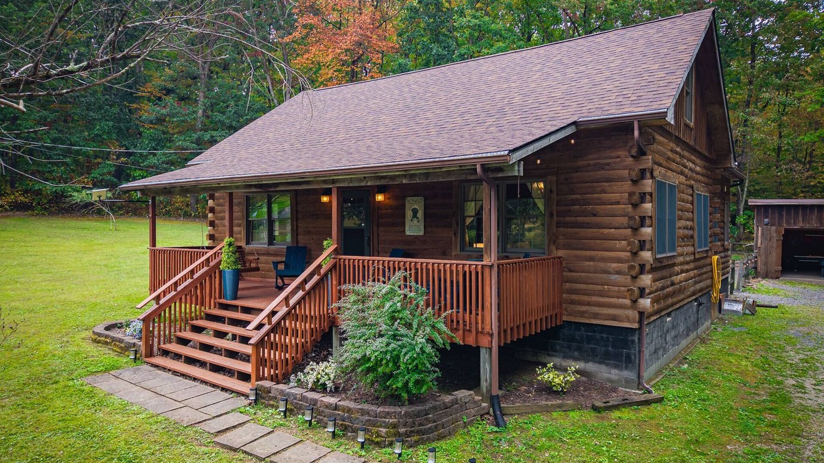 Hico Cabin | Log Cabin w/Hot Tub, Game Room-10 min to NRG