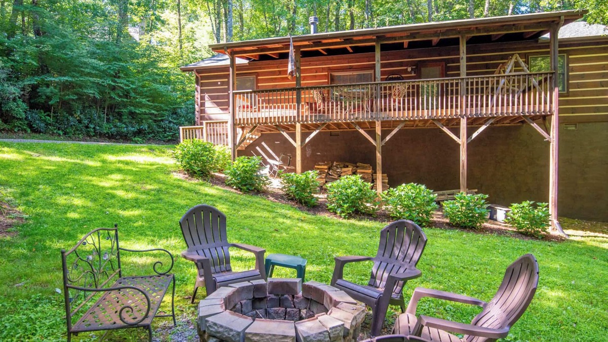 Fleetwood Cabin | Log Cabin with 2 Primary Suites + Hot Tub + Fire Pit + Covered Porch